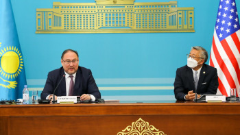 Фотография к новости: АҚШ Мемлекеттік хатшысының көмекшісі Дональд Лу Тәуелсіздік күнімен құттықтады