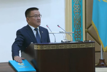 Фотография к новости: Сенатта жаңадан сайланған судья адал болуға ант берді