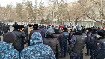 Фотография к новости: Алматыда шеруге шыққан халық ауруханалардың мүлкін қиратып жатыр