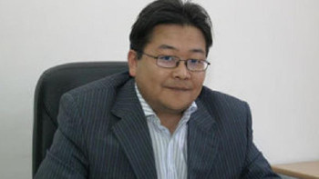 Фотография к новости: Айдос Сарым: Шын еліне жаны ашыған адам бүгінгі күні көшеде емес үйде отыру керек