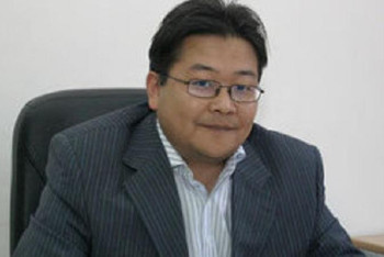 Фотография к новости: Айдос Сарым: Шын еліне жаны ашыған адам бүгінгі күні көшеде емес үйде отыру керек