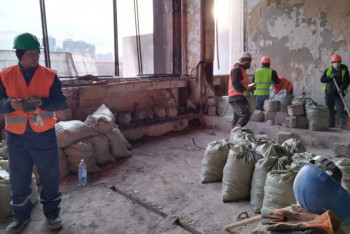 Фотография к новости: Өртенген Алматы әкімдігінде жөндеу жұмыстары басталды