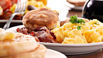 Фотография к новости: Жамбылдық жамағат құрылысшыларға түскі ас жеткізіп берді