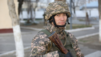 Фотография к новости: Тас пен кірпіш жаңбырша жауды – әскери қызметкер