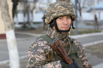 Фотография к новости: Тас пен кірпіш жаңбырша жауды – әскери қызметкер