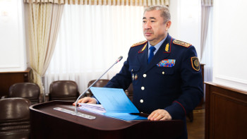 Фотография к новости: Тұрғымбаев ерлікпен қаза болған құқық қорғау органдары қызметкерлерінің отбасына қандай көмек көрсетілетінін айтты