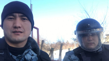 Фотография к новости: «Сырттан көмек келіп қалар деген үмітте болдық». Алматылық полицей ПД-ін қалай қорғап қалғандарын айтып берді