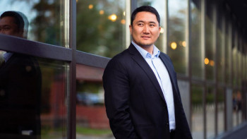 Фотография к новости: Ата-анамның тәрбиесі. Талдықорғандық кәсіпкер тәртіпсіздік кезінде әскерилерге тегін тамақ тасыған