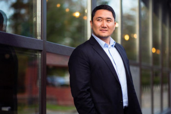 Фотография к новости: Ата-анамның тәрбиесі. Талдықорғандық кәсіпкер тәртіпсіздік кезінде әскерилерге тегін тамақ тасыған