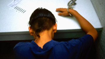 Фотография к новости: Жас жігіттің телефонынан полицияны топ болып ұрған бейнежазба табылған