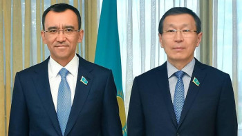 Фотография к новости: Әшімбаев вице-спикер Нұрлан Әбдіровті жаңа лауазымымен құттықтады