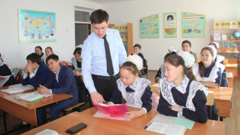 Фотография к новости: Кадрлар тапшы өңірлерге ұстаздарды тарту үшін қосымша ақы төлеу шарасын қарастыру керек – Смайылов