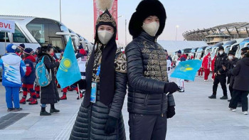 Фотография к новости: Бейжіңде еліміздің туын Томирис патшайым мен қазақ батыры алып шықты