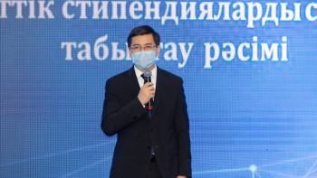 Фотография к новости: Аймағамбетов үздік ғалымдарды марапаттады