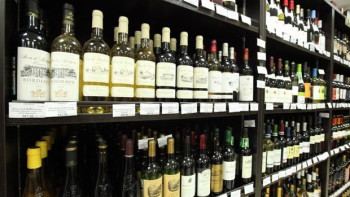 Фотография к новости: Алкогольден тағы алып кетейін. Мародер мен мейрамхана иесінің видеосы тарады