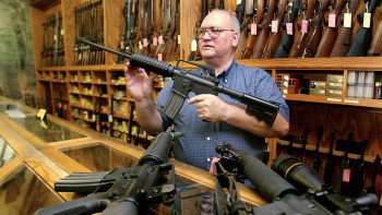 Фотография к новости: 2 күнге дейін қорғандық. Катнов Алматыдағы қару-жарақ дүкендеріне шабуыл қалай жасалғанын айтты