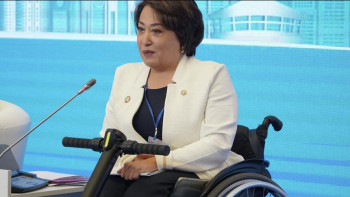 Фотография к новости: Тәуелсіздік тарихында алғаш рет болып отыр.  Сенатта жаңа депутат ант берді