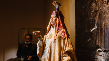 Фотография к новости: Алтын Орда дәуіріне тиесілі елімізден табылған жалғыз шапан үлгісі елордаға әкелінді