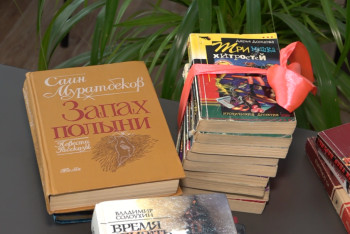 Фотография к новости: Павлодарда кітапханашылар сотталғандарға кітап сыйлады