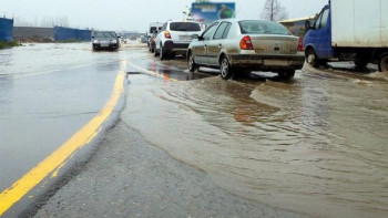 Фотография к новости: Су тасқыны қаупі бар автожол учаскелері тәулік бойы күзетіледі - Өскенбаев