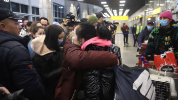 Фотография к новости: Украинадағы  қазақстандықтардың алғашқы легі Алматыға жетті