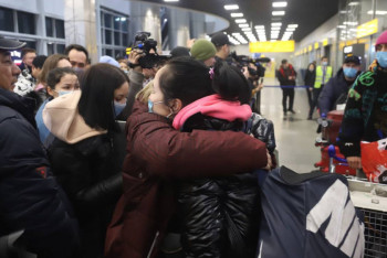 Фотография к новости: Украинадағы  қазақстандықтардың алғашқы легі Алматыға жетті