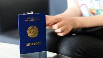 Фотография к новости: «Диплoммeн ayылғa»: Қызылордада 608 мaмaнғa біржолғы жәpдeмaқы берілді