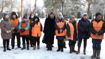 Фотография к новости: Жастар қала тазалығына жауапты әйелдерді мерекемен құттықтады