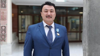 Фотография к новости: Мәжілістің жаңа депутаты ант берді