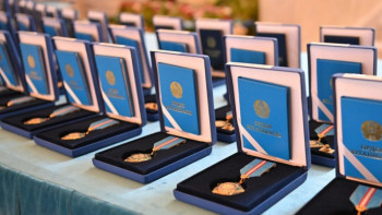 Фотография к новости: Тоқаев Жақанов пен Шармановты «Қазақстанның Еңбек Ері» атағымен марапаттады