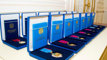 Фотография к новости: Абзал Құспан, Ерлан Сайыров «Құрмет» орденімен, Ләйлә Сұлтанқызы «Ерен еңбегі үшін» медалімен марапатталды