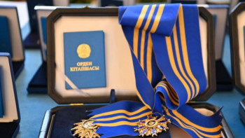 Фотография к новости: Президент қоғам қайраткерлеріне «Барыс» орденін табыс етті