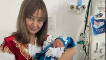 Фотография к новости: ШҚО-да  жаңа туған нәрестелерді перзентханадан ұлттық киіммен шығарып жатыр