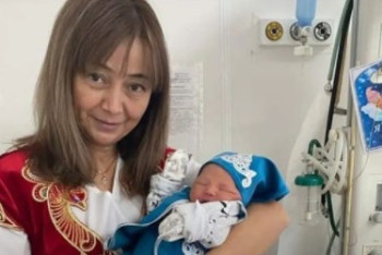 Фотография к новости: ШҚО-да  жаңа туған нәрестелерді перзентханадан ұлттық киіммен шығарып жатыр