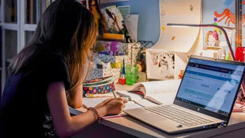 Фотография к новости: Асхат Аймағамбетов онлайн форматта оқып жүрген университеттерді сынға алды