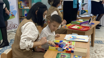 Фотография к новости: Екі есе айлық, тегін пәтер: Аймақтарға жіберілетін мұғалімдерге қандай қолдау көрсетіледі?