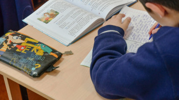 Фотография к новости: Білім министрлігі оқушылардың каникулын қысқарту бойынша зерттеу жүргізіп жатыр