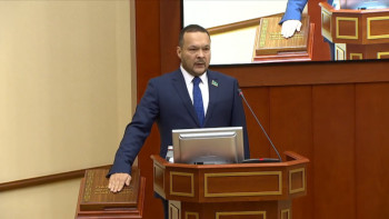 Фотография к новости: Мәжілісте жаңа депутат ант берді