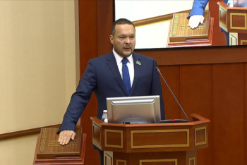 Фотография к новости: Мәжілісте жаңа депутат ант берді