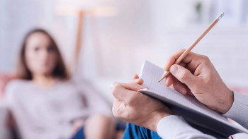 Фотография к новости: Психолог сериалды тым көп қарайтын адамдар туралы пікір білдірді