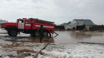 Фотография к новости: Көктемгі су тасқыны. Қояндыда үш күннен бері 11 мың текше метрден астам су сорылды