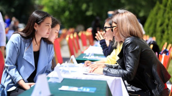 Фотография к новости: Тоғжанов көпбалалы аналар мен жастарға арналған жұмыс орындары туралы айтты