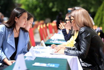 Фотография к новости: Тоғжанов көпбалалы аналар мен жастарға арналған жұмыс орындары туралы айтты