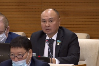 Фотография к новости: Шенеуніктер кабинеттен шығып, азаматтардың жағдайын өз  көзімен көрулері керек – депутат