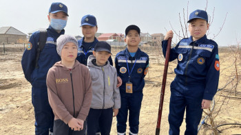 Фотография к новости: Атыраулықтар жаңа саябаққа жүздеген көшет отырғызды