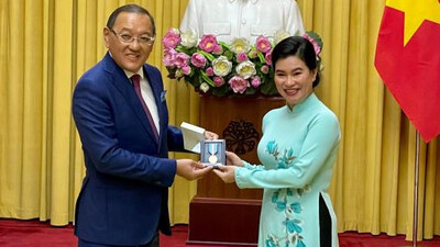 Вьетнам президентінің көмекшісіне мерейтойлық медалі табыс етілді