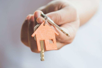 Фотография к новости: Жетім балаларды баспана алу үшін есепке қою мерзімін 3 айға дейін қысқарту ұсынылды