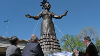 Фотография к новости: Алматыда әнші Роза Бағлановаға ескерткіш қойылды