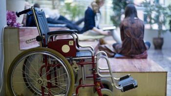 Фотография к новости: Енді мүгедектігі бар баланы емдеуге алып жүретін ата-анасына барлық шығыны өтеледі