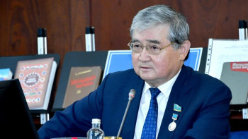 Фотография к новости: ҚХА-дан сайланған депутат алғаш рет шығып қалып отыр. Әбдірахманов сайлау туралы айтты